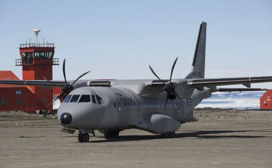 Aumentan a cinco las víctimas mortales por percance de aeronave de la Marina en Galveston, Texas; hay una persona desaparecida