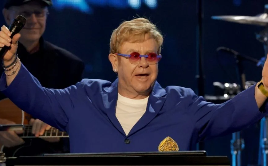 MÚSICO INGLÉS “Ha sido devastador”: Elton John narra su forma de vida tras perder la vista en un ojo