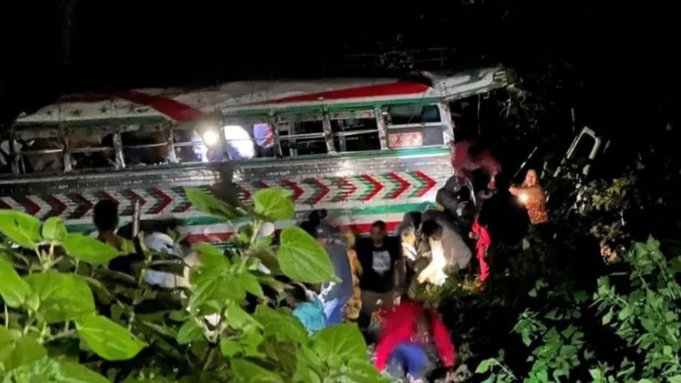 Autobús de la empresa “Transportes Sinaloa” cae a barranco en Guatemala; hay al menos 15 muertos