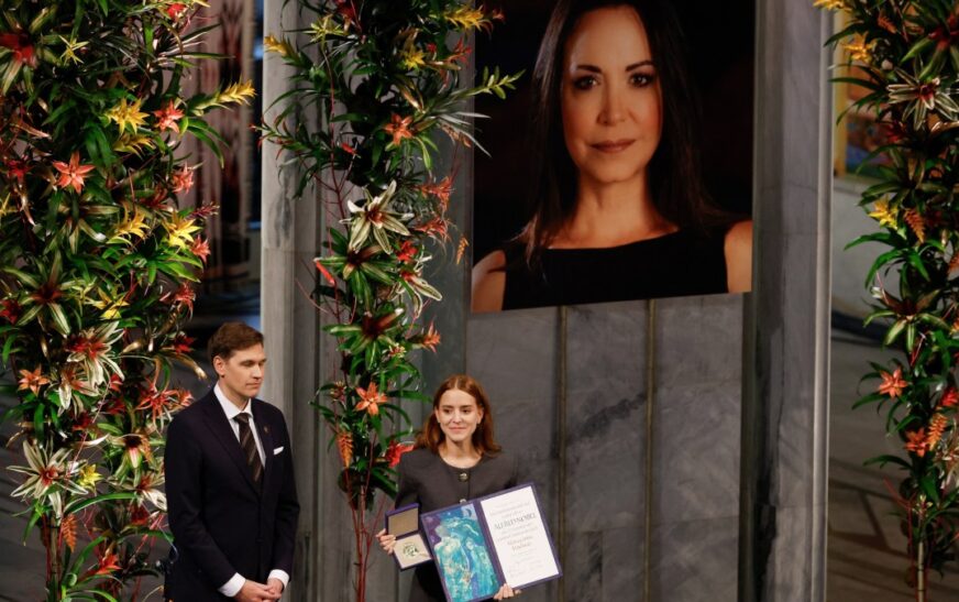 Entregan Nobel de la Paz sin María Corina Machado; su hija lo recibe