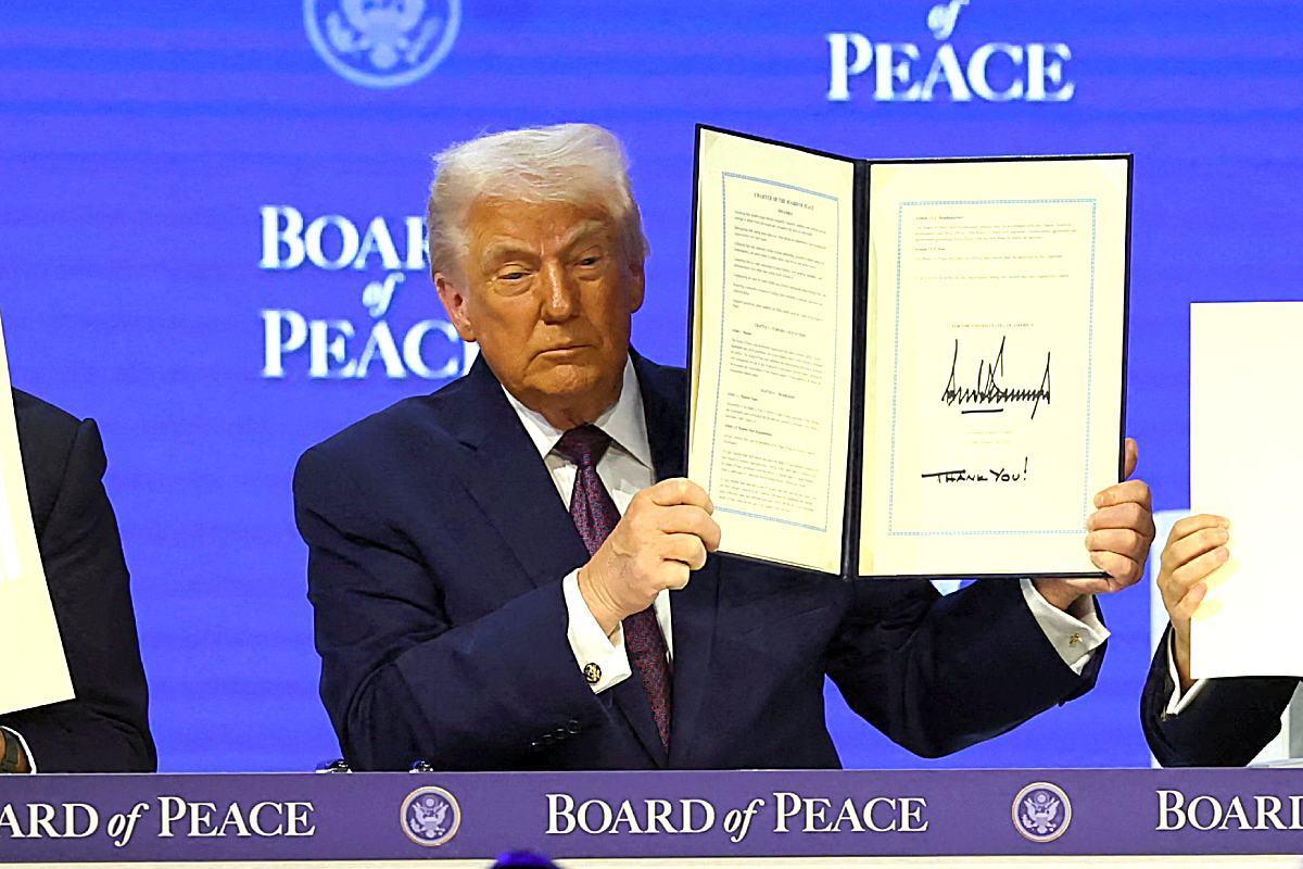 Trump firma en Davos la fundación de “su Consejo de Paz”; trabajará con la ONU