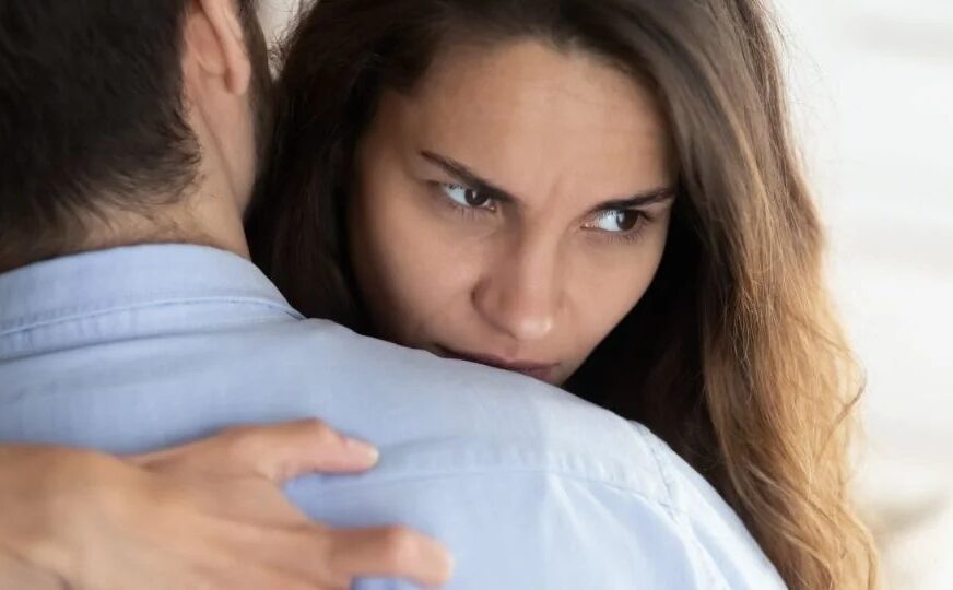 Los abrazos ayudan a mejorar la salud mental, pero hay quienes los usan para manipular